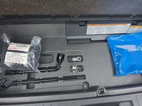 Used 2023 Toyota Highlander XLE image 16