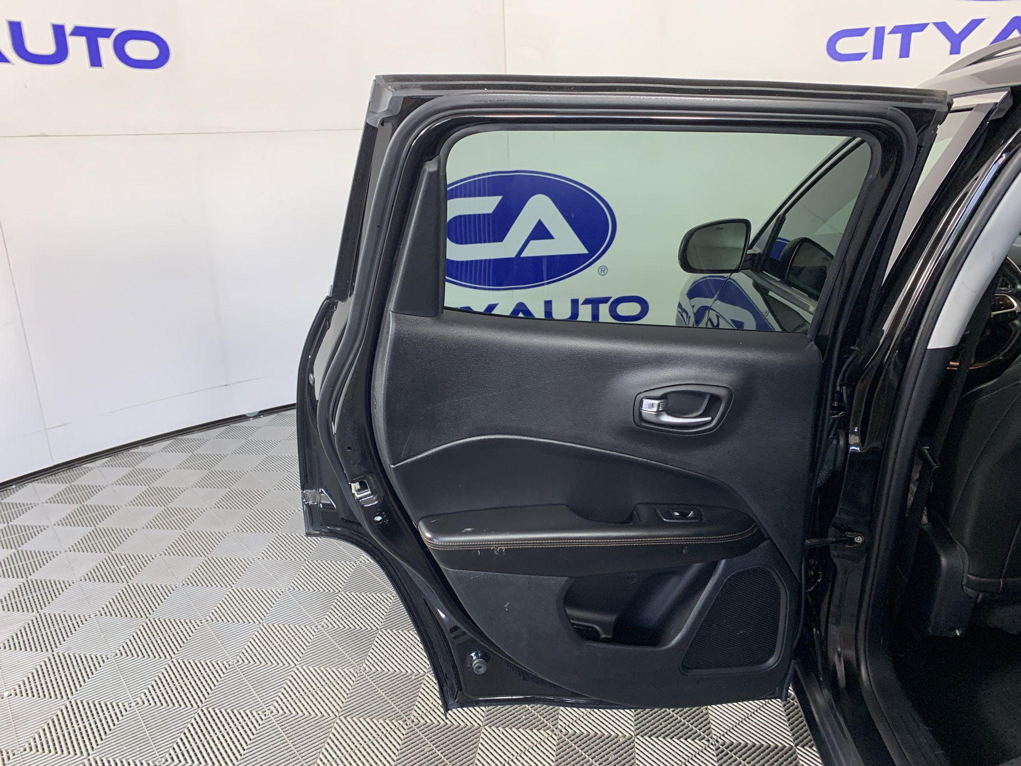 Used 2018 Jeep Compass Limited w/ Navigation Group AWD/4WD image 28