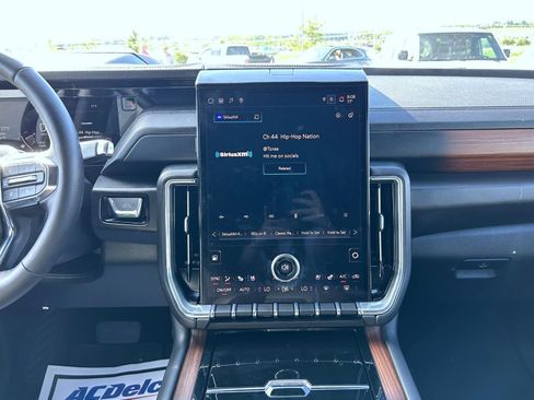 Used 2025 GMC Yukon XL Denali AWD/4WD image 13