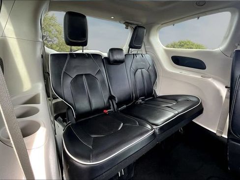 Used 2023 Chrysler Pacifica Limited FWD image 25