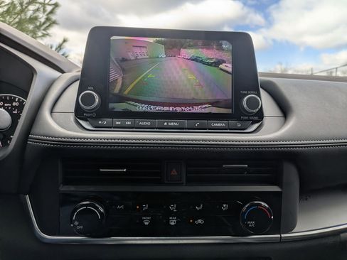 Used 2023 Nissan Rogue S image 15