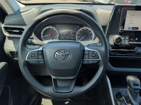 Used 2023 Toyota Highlander L FWD image 11
