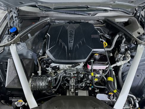 Used 2025 Genesis G70 2.5T image 32