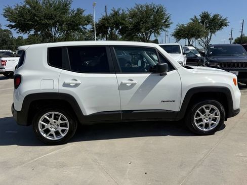 Used 2023 Jeep Renegade Latitude AWD/4WD image 3