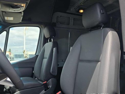 Used 2025 Mercedes-Benz Sprinter 2500 image 25
