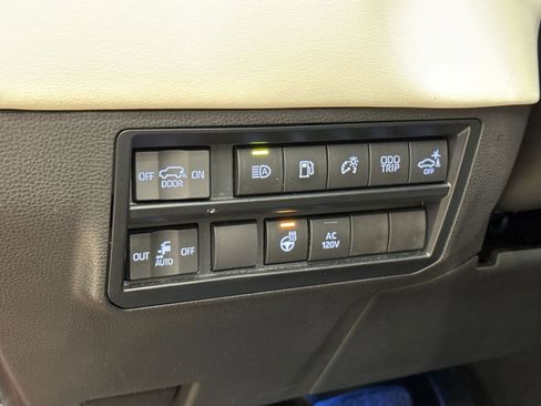 Used 2023 Toyota Sequoia Capstone AWD/4WD image 37