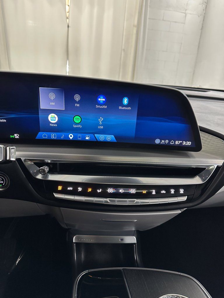 Used 2024 Cadillac Lyriq Luxury AWD/4WD image 22
