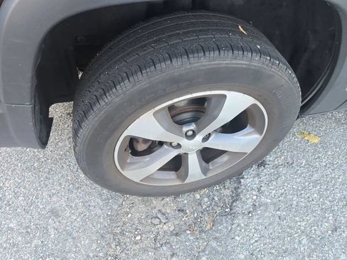 Used 2019 Jeep Cherokee Limited image 17