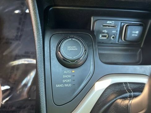 Used 2018 Jeep Cherokee Limited AWD/4WD image 20