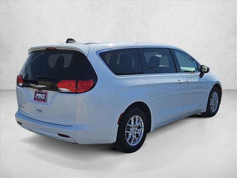 Used 2023 Chrysler Voyager LX image 5