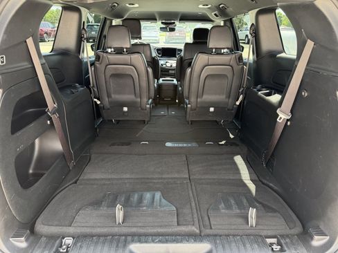 Used 2025 Chrysler Pacifica Select FWD image 18