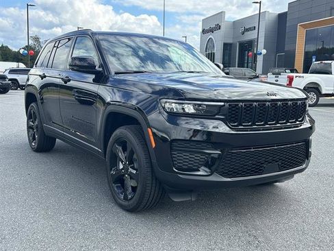 New 2025 Jeep Grand Cherokee Altitude image 4