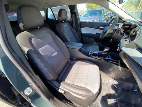 Used 2025 Chevrolet Trax LT FWD image 35