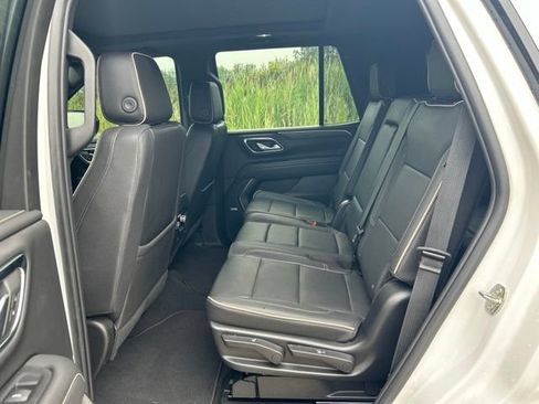 Used 2023 GMC Yukon SLT w/ SLT Premium Package AWD/4WD image 6