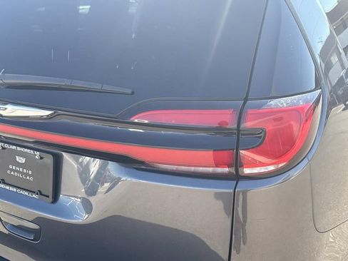Used 2022 Chrysler Pacifica Touring-L FWD image 37