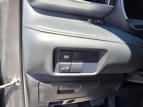 Used 2021 Toyota Highlander XLE AWD/4WD image 23