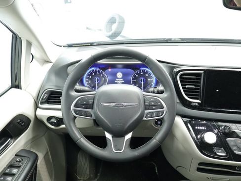 Used 2023 Chrysler Pacifica Touring-L FWD image 21