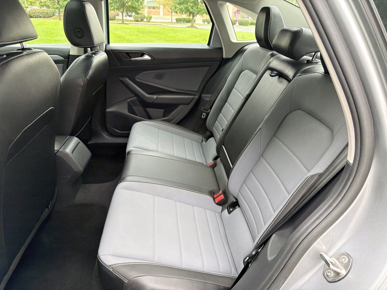 Used 2025 Volkswagen Jetta SE FWD image 23