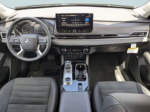Used 2025 Mitsubishi Outlander AWD image 14