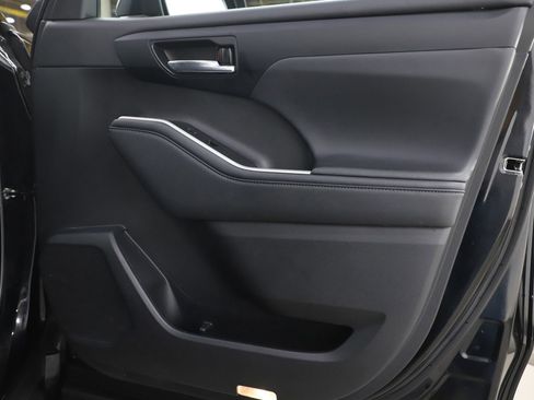 Used 2022 Toyota Highlander XLE image 9