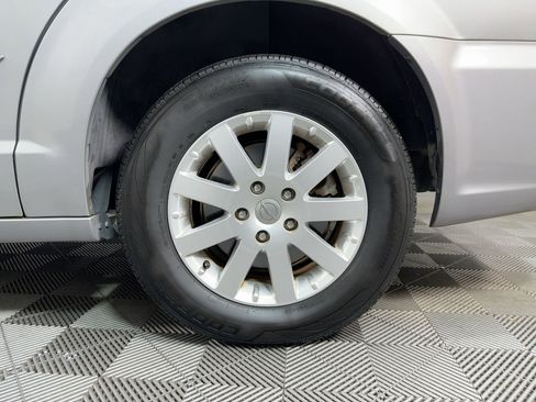 Used 2014 Chrysler Town & Country Touring image 10
