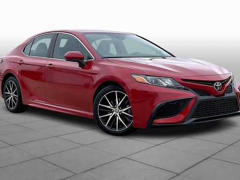 Used 2021 Toyota Camry SE image 2