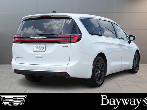 Used 2023 Chrysler Pacifica Touring-L FWD image 6