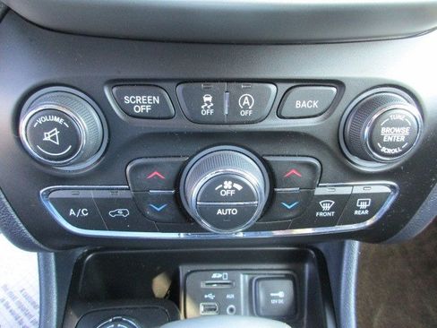 Used 2016 Jeep Cherokee Limited w/ Luxury Group AWD/4WD image 23