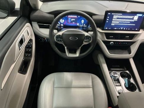 Used 2025 Ford Explorer Active w/ Active Comfort Package image 11