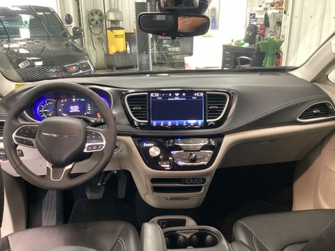 Used 2024 Chrysler Pacifica Limited FWD image 17
