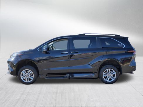 Used 2024 Toyota Sienna XLE w/ XLE Plus Package FWD image 4
