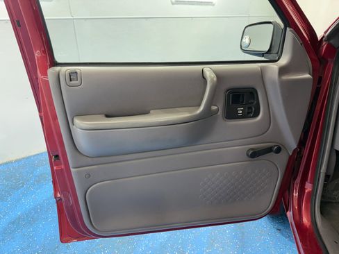 Used 1995 Dodge Caravan Minivan image 18