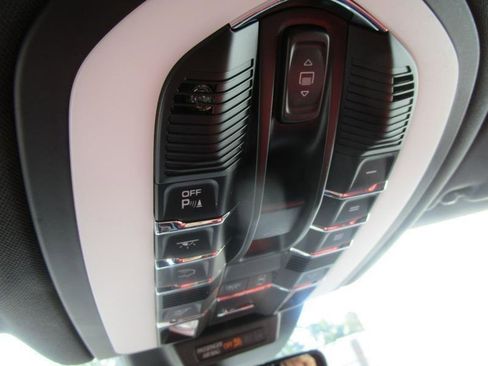 Used 2023 Porsche Macan image 21