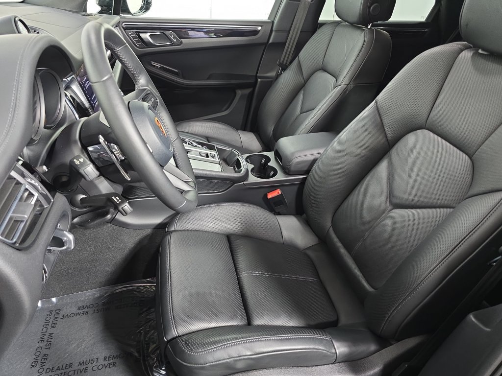 Certified 2026 Porsche Macan AWD/4WD image 5
