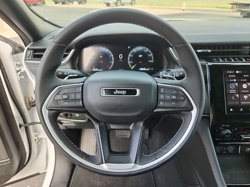 Used 2025 Jeep Grand Cherokee Altitude AWD/4WD image 16