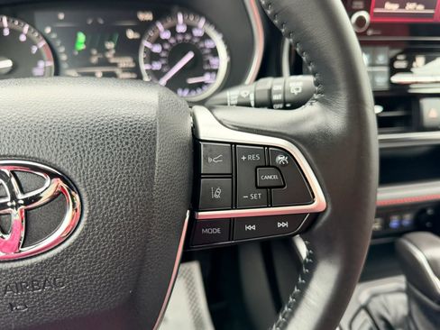 Used 2022 Toyota Highlander XSE image 16