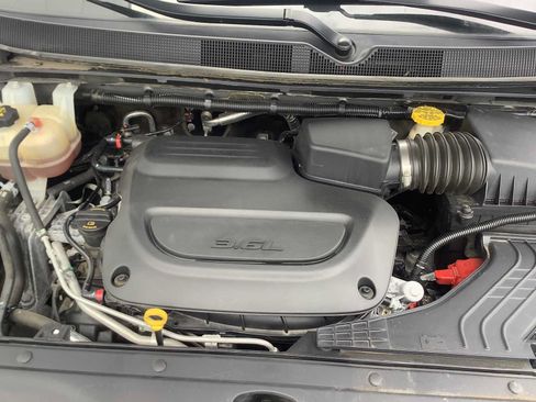 Used 2023 Chrysler Pacifica Touring-L FWD image 8