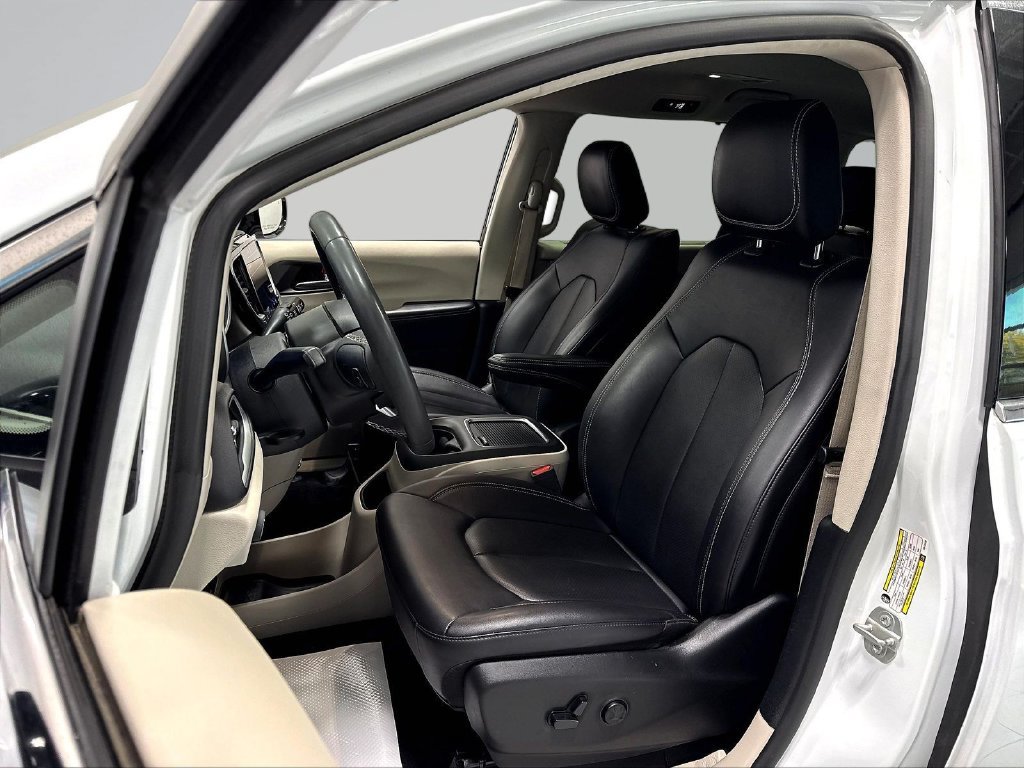 Used 2024 Chrysler Pacifica Touring-L FWD image 24
