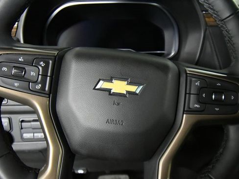 Used 2024 Chevrolet Suburban High Country image 2