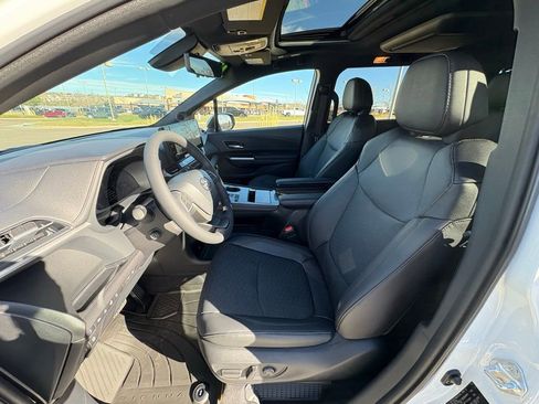 Used 2025 Toyota Sienna Platinum image 11
