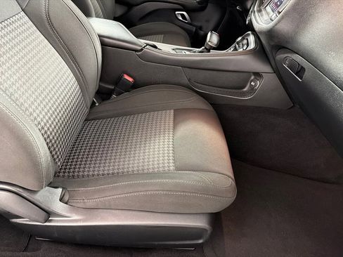 Used 2019 Dodge Challenger SXT w/ Driver Convenience Group image 21