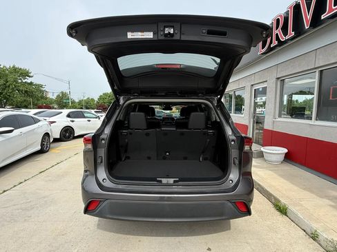 Used 2022 Toyota Highlander XLE AWD/4WD image 22