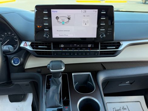 Used 2023 Toyota Sienna XLE image 23