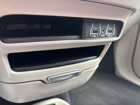 Used 2023 Chrysler Pacifica Touring-L FWD image 32