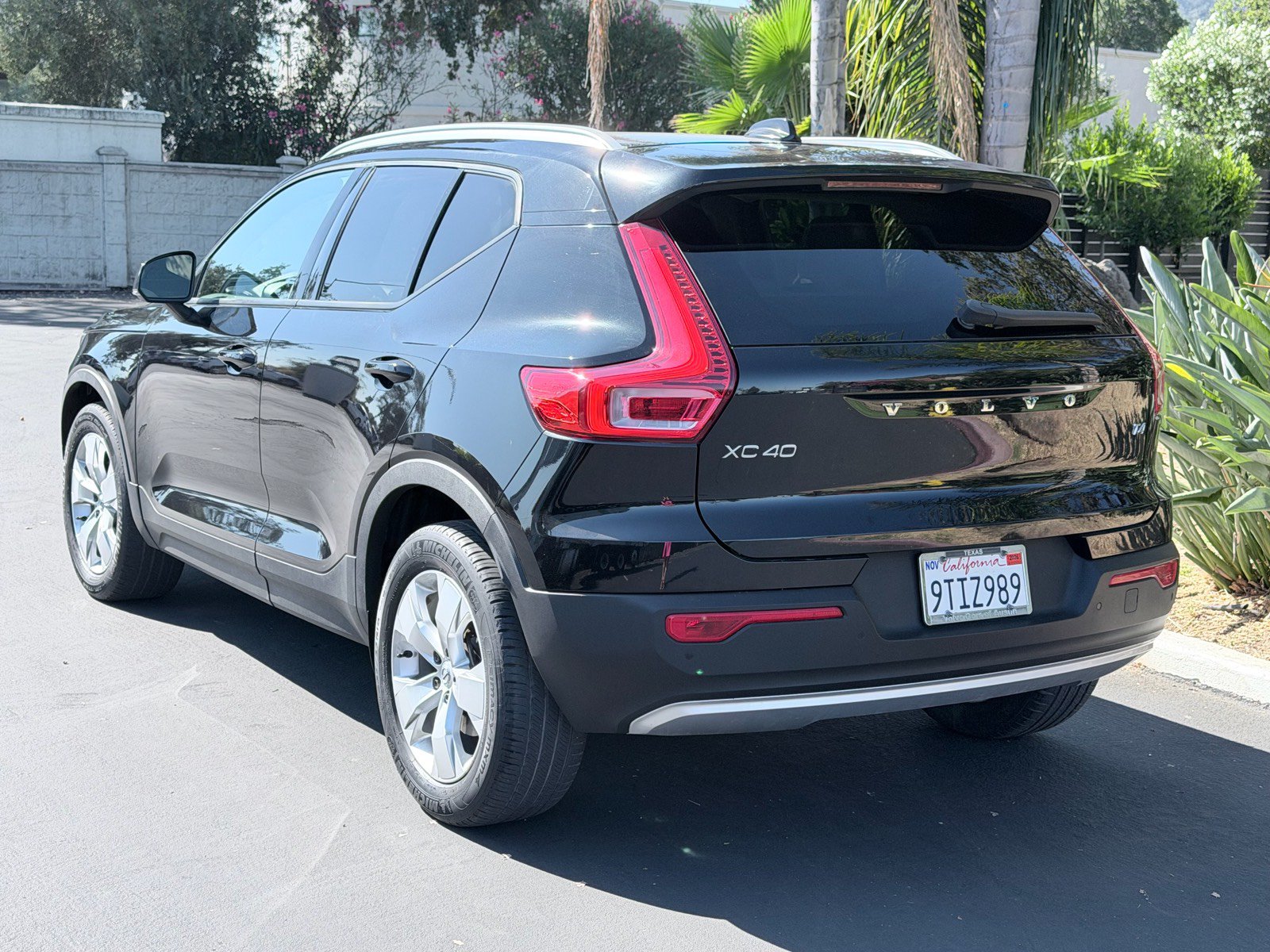 Used 2020 Volvo XC40 T4 Momentum FWD image 3