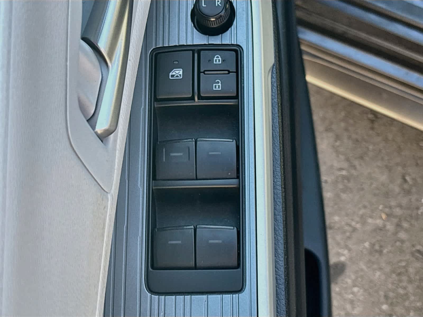 Used 2025 Toyota Sienna XLE AWD/4WD image 18