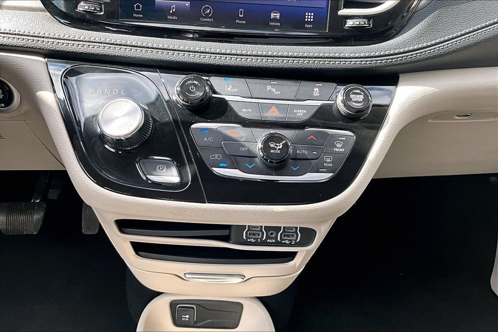 Used 2023 Chrysler Pacifica Touring-L FWD image 32