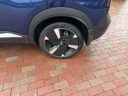 Used 2025 Nissan Kicks SR w/ SR Premium Package FWD image 6