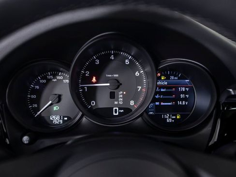 Used 2025 Porsche Macan image 28