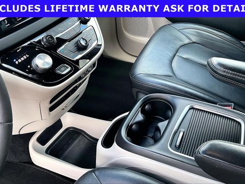Used 2022 Chrysler Pacifica Touring-L FWD image 13